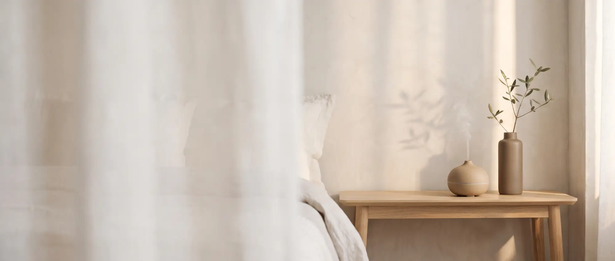 Mesa serena con cuaderno y ramo aromatico junto a una ventana